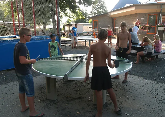 キャンプ場 Rustical Deluxe - Hexenhaeuschen Echternacherbruck